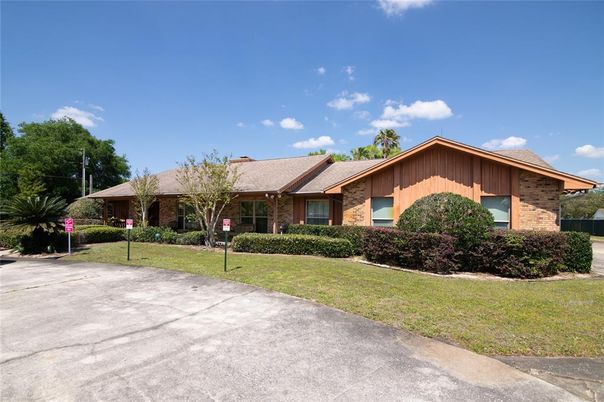 Exterior, Facade, Brick Facade, Ranch