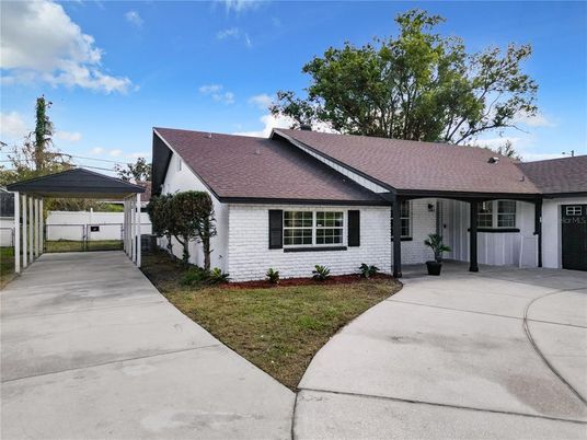 Exterior, Facade, Ranch
