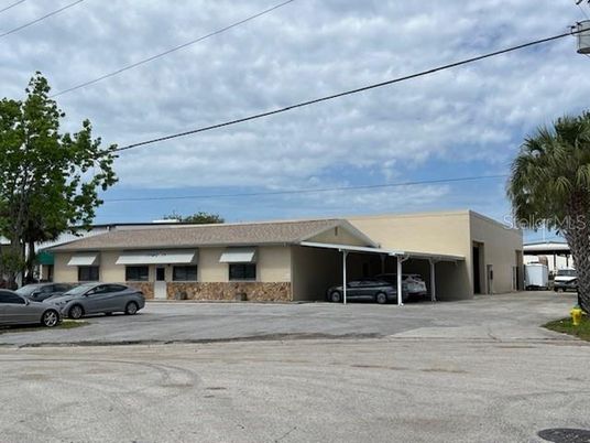 Exterior, Facade, Ranch