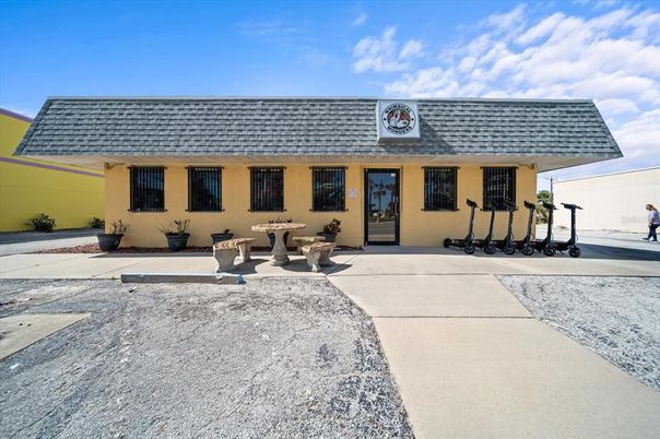 Exterior, Facade, Ranch