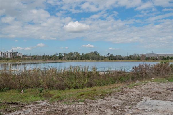 Exterior, Lake