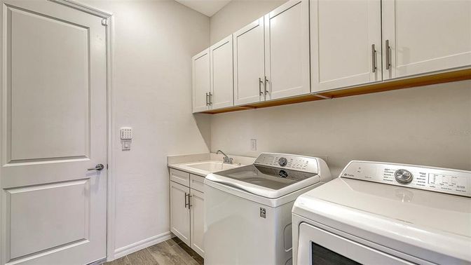 Interior, Washer, Wood Texture Flooring