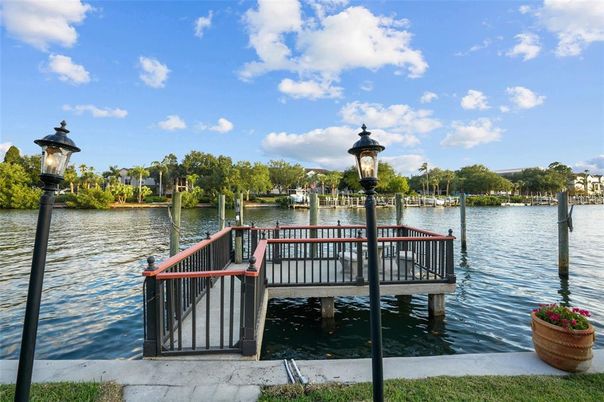 Exterior, Lake