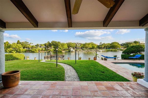 Exterior, Lake