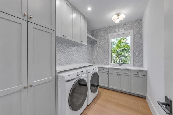 Interior, Recessed Lighting, Washer, Wood Texture Flooring