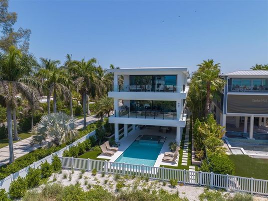 Exterior, Facade, Pool, Modern
