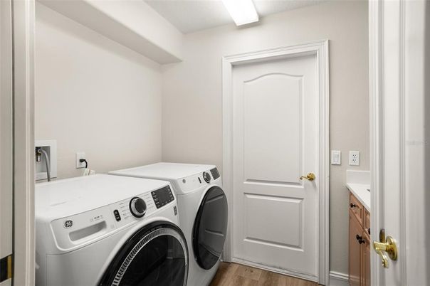 Interior, Washer, Wood Texture Flooring