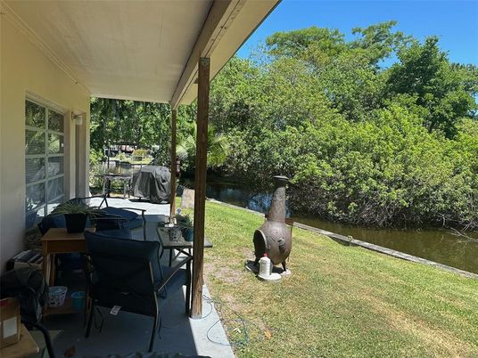 Exterior, Lake