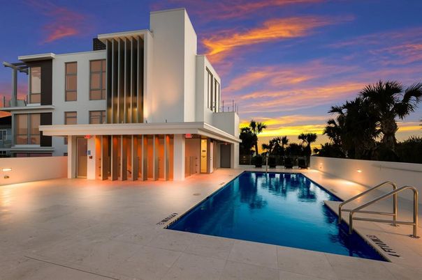 Exterior, Facade, Pool, Modern