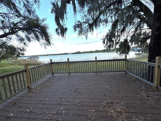 Exterior, Lake