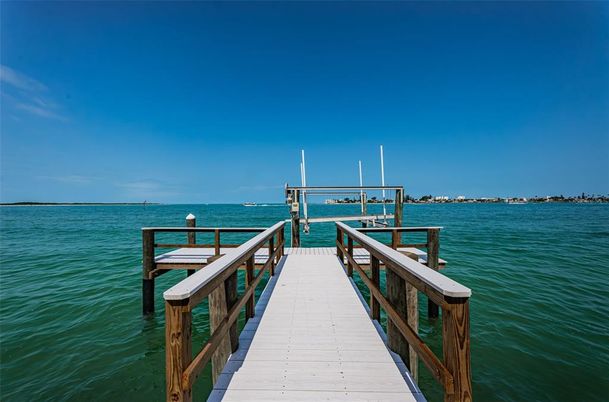 Exterior, Lake