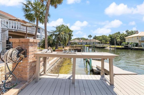 Exterior, Lake