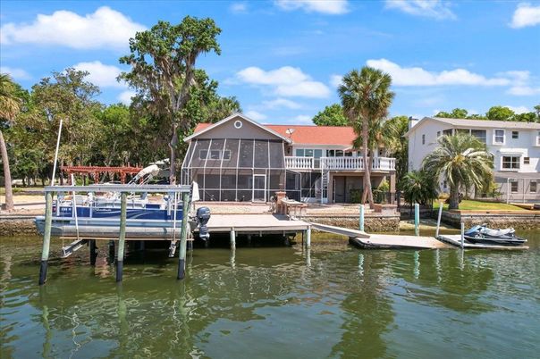 Exterior, Lake