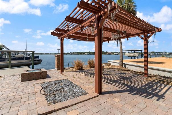 Exterior, Lake