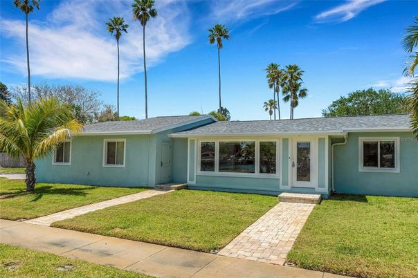 Exterior, Facade, Ranch