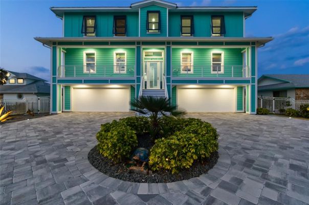Attached, Exterior, Facade, Modern