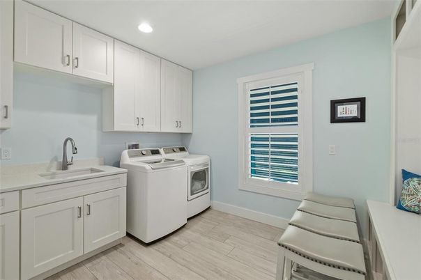 Interior, Recessed Lighting, Washer, Wood Texture Flooring