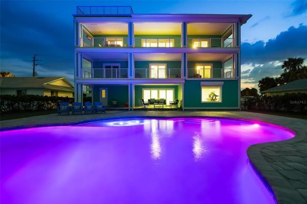 Exterior, Facade, Pool, Modern