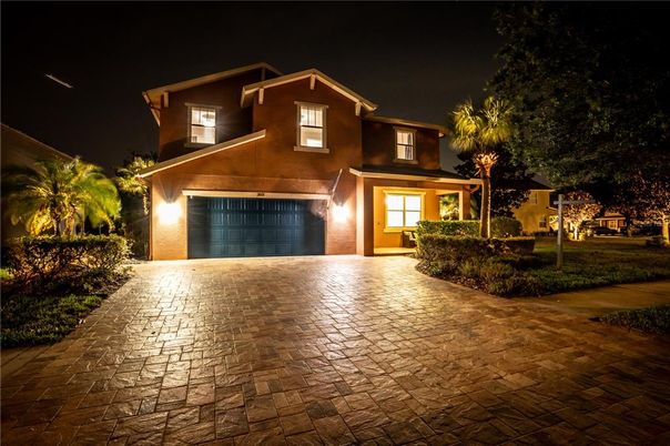 Attached, Exterior, Facade, American Craftsman