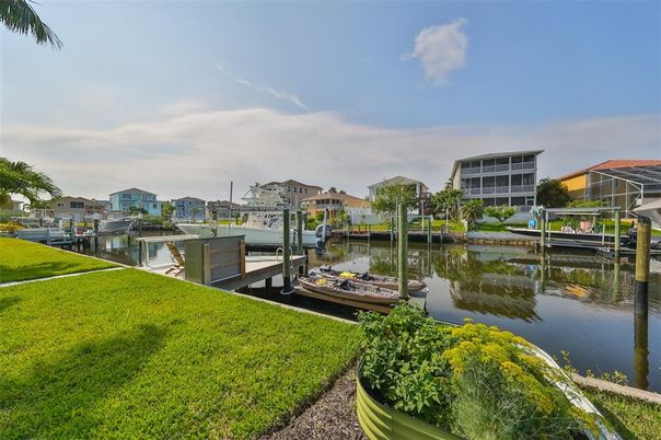 Exterior, Lake