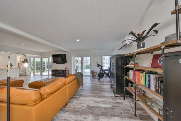 Fitness Equipment, Interior, Living room, Recessed Lighting, Wood Texture Flooring