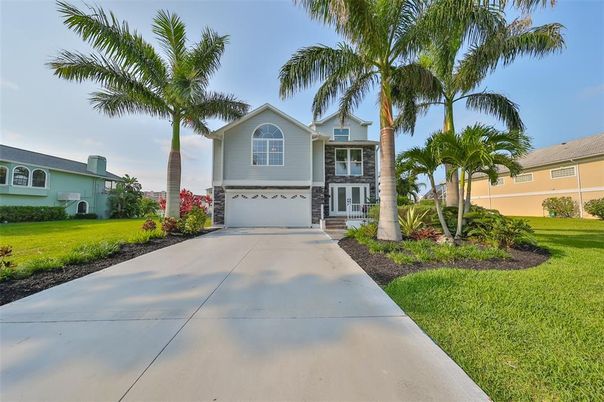 Attached, Exterior, Facade, Ranch
