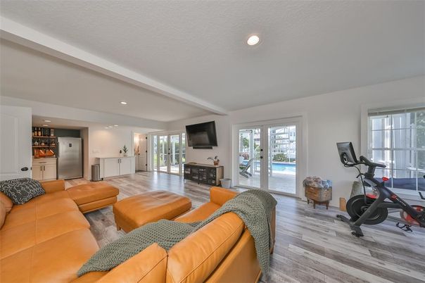 Fitness Equipment, Interior, Living room, Recessed Lighting, Wood Texture Flooring