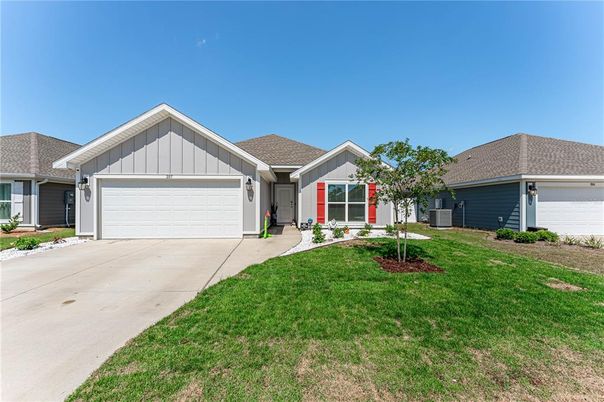 Attached, Exterior, Facade, Ranch