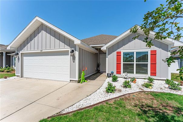 Attached, Exterior, Facade, Ranch