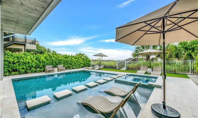 Exterior, Pool