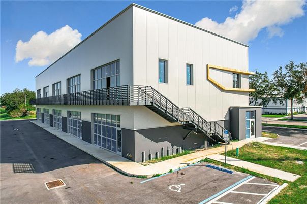 Exterior, Facade, Modern