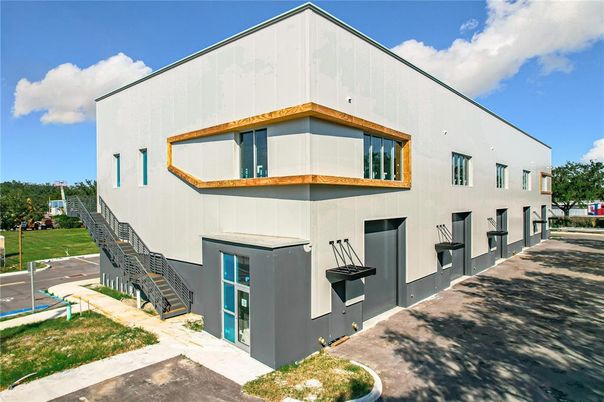 Exterior, Facade, Modern