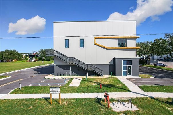 Exterior, Facade, Modern