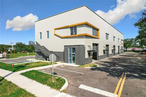 Exterior, Facade, Modern