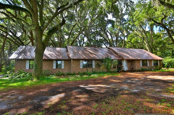 Exterior, Facade, Brick Facade, Ranch
