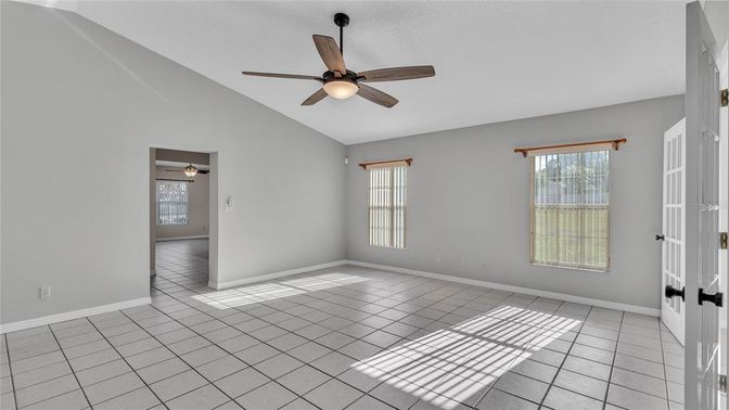 Empty room, Interior