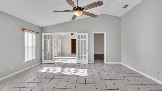 Empty room, Interior