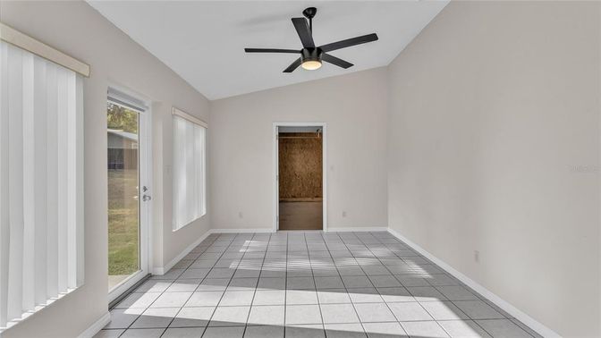 Empty room, Interior