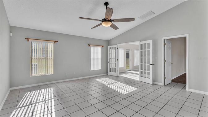 Empty room, Interior