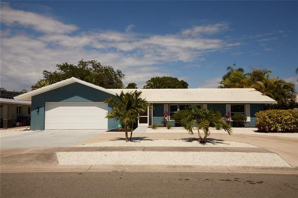 Attached, Exterior, Facade, Ranch