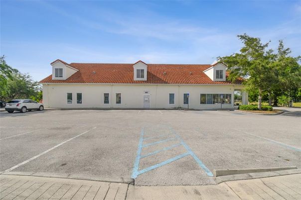 Exterior, Facade, Ranch