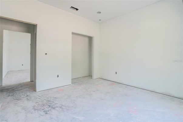Empty room, Interior
