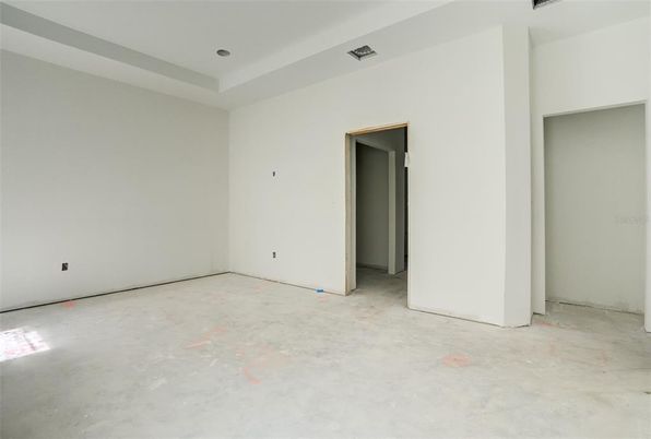 Empty room, Interior