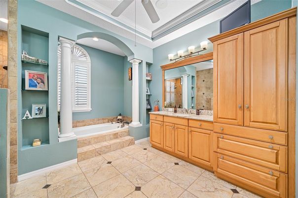 Bathroom, Dual Sink Vanities, Interior, Recessed Lighting