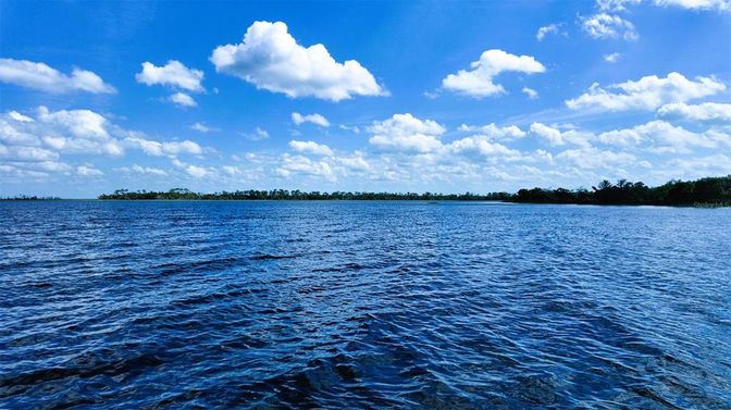 Exterior, Lake