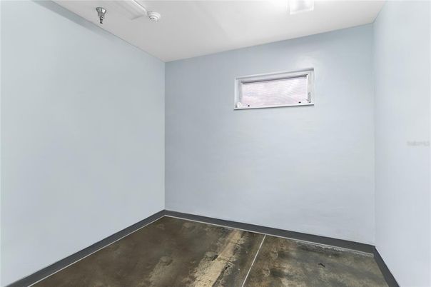 Empty room, Interior