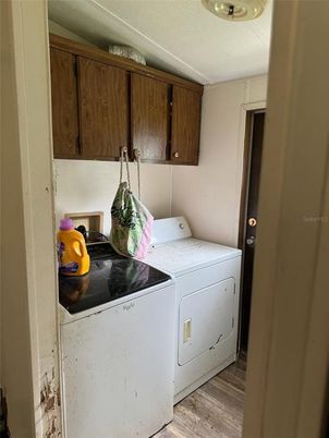 Interior, Washer, Wood Texture Flooring