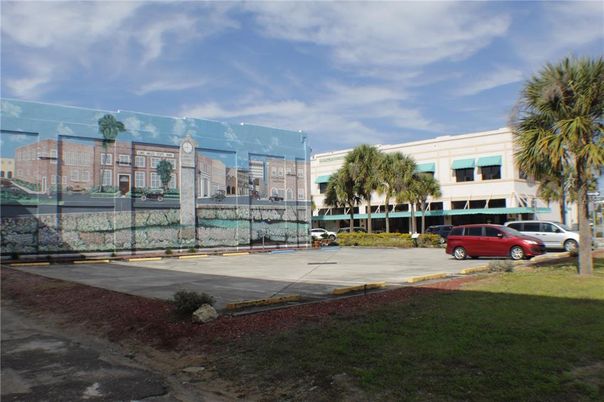 Exterior, Facade, Modern