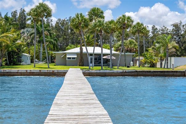 Exterior, Lake