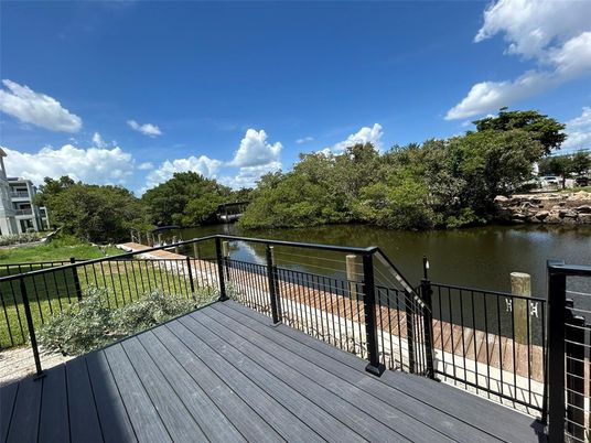 Exterior, Lake